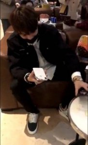 ​接机现场许凯手机被踩碎，对疯狂的粉丝你怎么想？