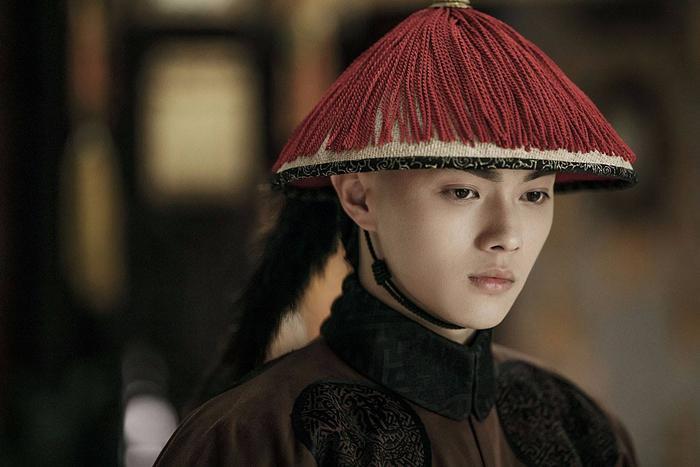 接机现场许凯手机被踩碎，对疯狂的粉丝你怎么想？