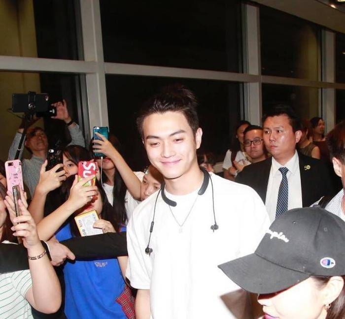 接机现场许凯手机被踩碎，对疯狂的粉丝你怎么想？