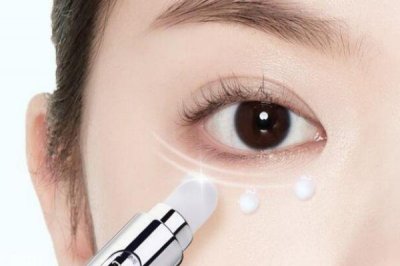 ​眼霜在精华液前还是后 先涂精华液还是先涂眼霜