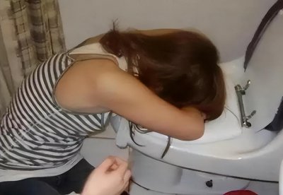 ​纯友谊？“她勾引我们！”一女子上厕所被两男闺蜜性侵