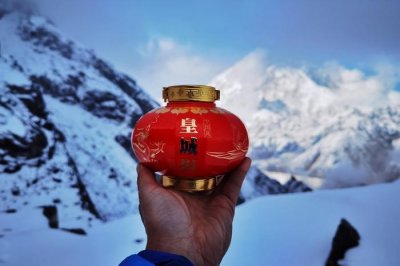 ​大红灯笼皇城根酒登顶珠峰：征服与传承，中国喜酒的荣耀篇章