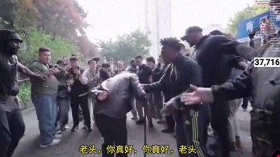 ​不齐舞团扮老人碰瓷，把甲亢哥吓出表情包：中国人太抽象了