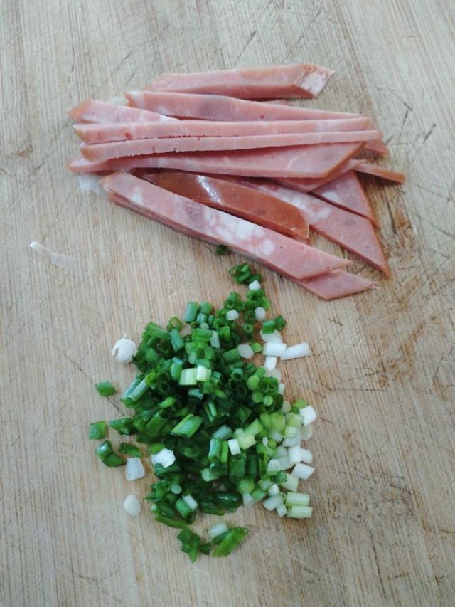 炒河粉的家常做法和配方窍门（营养丰富色泽诱人）(3)