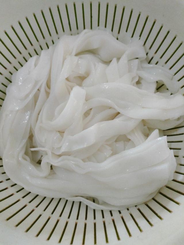 炒河粉的家常做法和配方窍门（营养丰富色泽诱人）(2)