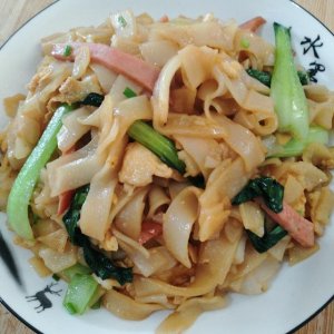 ​炒河粉的家常做法和配方窍门（营养丰富色泽诱人）