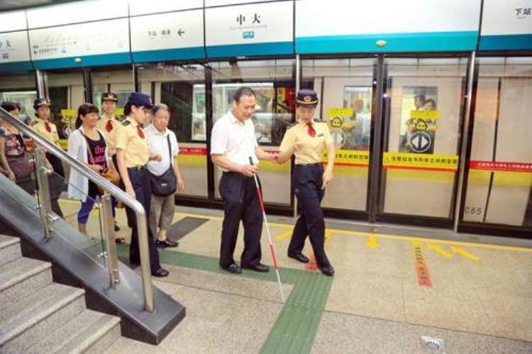 为什么有人宁拿3000元月薪也要进地铁工作呢「为什么有人宁拿3000元月薪也要进地铁工作」