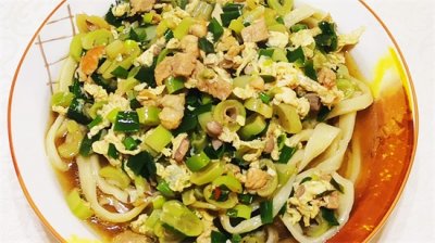 ​青菜挂面的做法 面条和这蔬菜一起做，原来这么好吃，爽滑又劲道，全家老小都爱