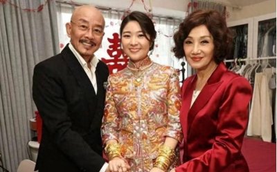 ​许绍雄女儿大婚众星云集！欧阳震华和宣萱手挽着手亮相，合影留念