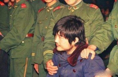 ​1990年西安27岁死刑犯拒不认罪，行刑时仰天大笑，人们却放鞭庆祝