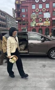 ​42岁谢娜回川影了，一头短发颜值回春，网友：这哪像三孩妈啊！