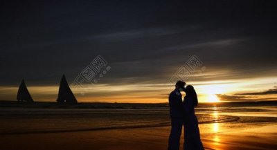 ​海水涨潮情侣亲吻（涨潮时分小情侣忘情热吻）