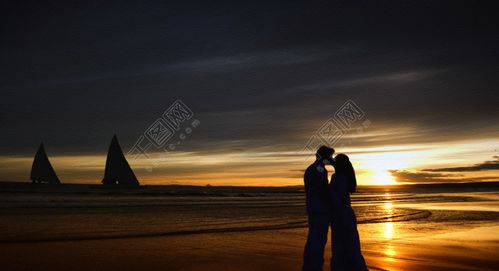 海水涨潮情侣亲吻（涨潮时分小情侣忘情热吻）