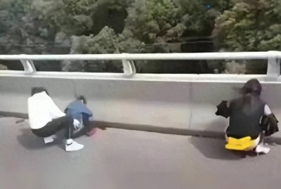 ​恶心！高速拥堵仨女子排成排，屁股对高速脸对路边，当众脱裤小便