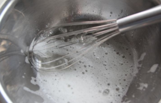 手动打发蛋清要多久,手动打蛋器打发蛋白要多久视频图9