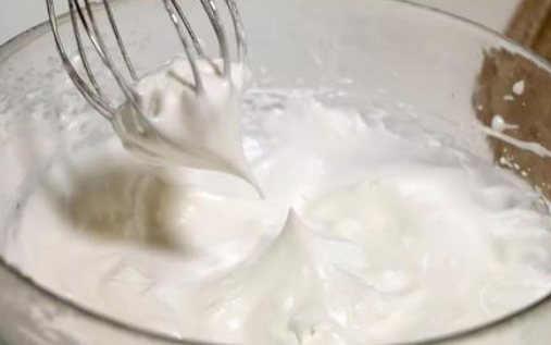 手动打发蛋清要多久,手动打蛋器打发蛋白要多久视频图4