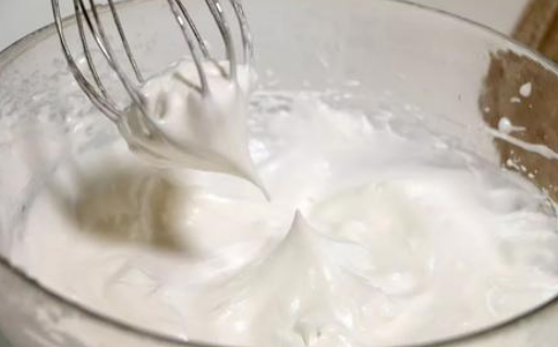 手动打发蛋清要多久,手动打蛋器打发蛋白要多久视频图11