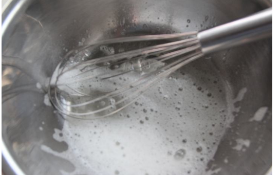 手动打发蛋清要多久,手动打蛋器打发蛋白要多久视频图2