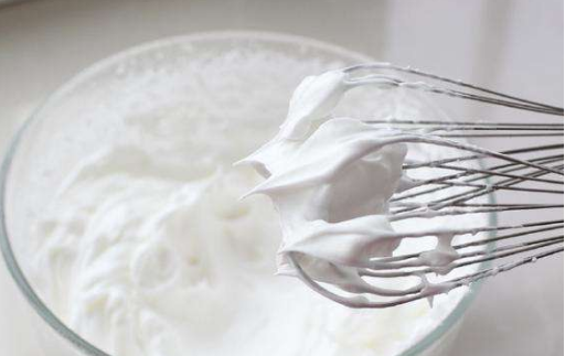 手动打发蛋清要多久,手动打蛋器打发蛋白要多久视频图5