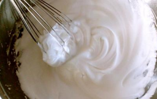 手动打发蛋清要多久,手动打蛋器打发蛋白要多久视频图13