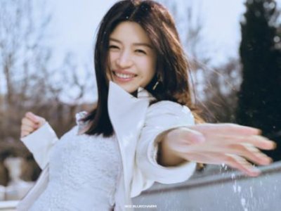 ​陈妍希冰天雪地拍写真，中分黑长直笑容甜美，直言一拍戏就变瘦