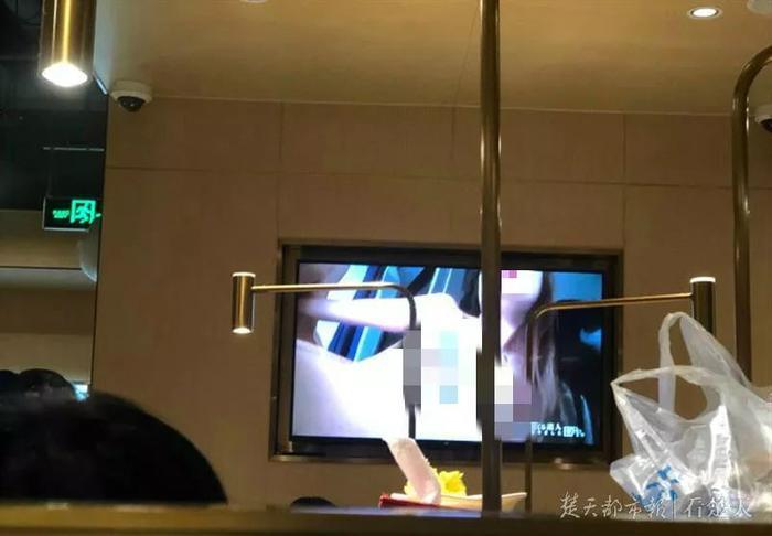 海底捞又“出事了”！某店电视上突然播放大尺度视频！工作人员说……
