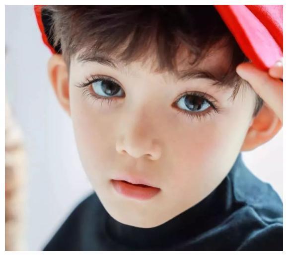 “儿子太帅，不可能是亲生的”，连做四次亲子鉴定，爸爸终死心