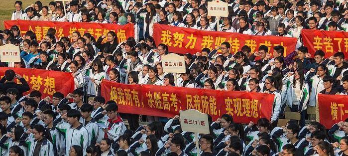 “高考成绩大概三百分，复读有用吗？”