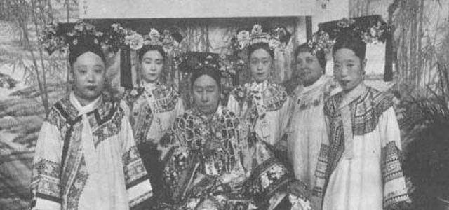 隆裕太后签了退位诏书，却心中难安，终抑郁至死，死后葬礼很风光