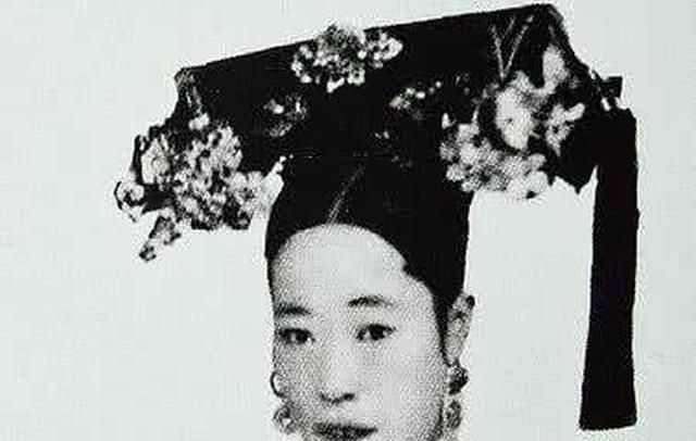 隆裕太后签了退位诏书，却心中难安，终抑郁至死，死后葬礼很风光