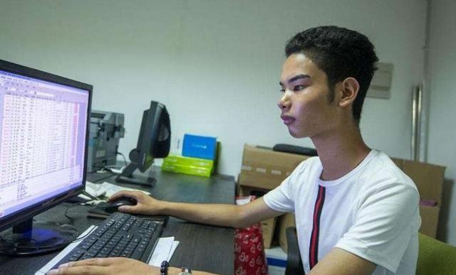 “发际线男孩”小吴，走台步秀大长腿，网友：谁给你的偶像包袱？