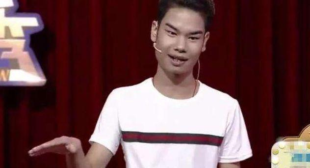 “发际线男孩”小吴，走台步秀大长腿，网友：谁给你的偶像包袱？