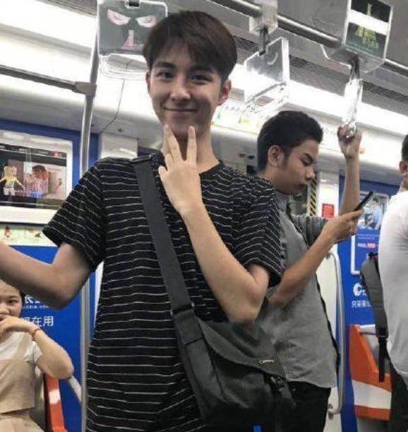 “发际线男孩”小吴，走台步秀大长腿，网友：谁给你的偶像包袱？