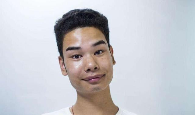 “发际线男孩”小吴，走台步秀大长腿，网友：谁给你的偶像包袱？