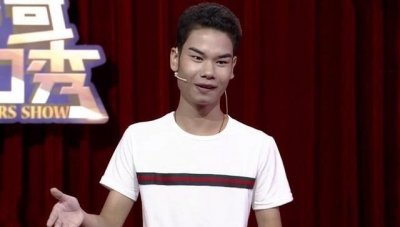 ​“发际线男孩”小吴，走台步秀大长腿，网友：谁给你的偶像包袱？