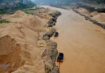 黄河透明棺材事件图（黄河清淤泥挖出诡异透明棺材）(2)