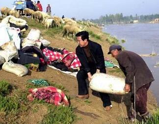 黄河透明棺材事件图（黄河清淤泥挖出诡异透明棺材）(4)