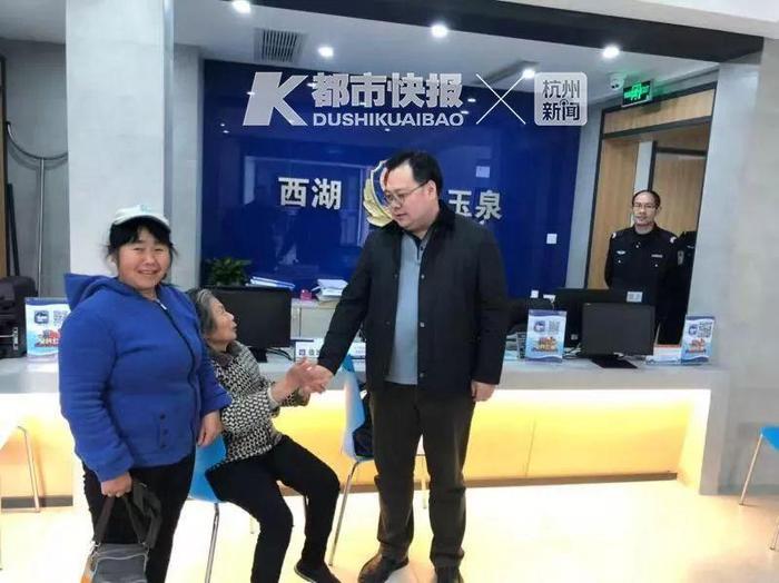 卖花奶奶捡到万元,门口坐等失主一夜!