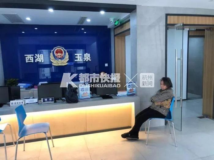 卖花奶奶捡到万元,门口坐等失主一夜!