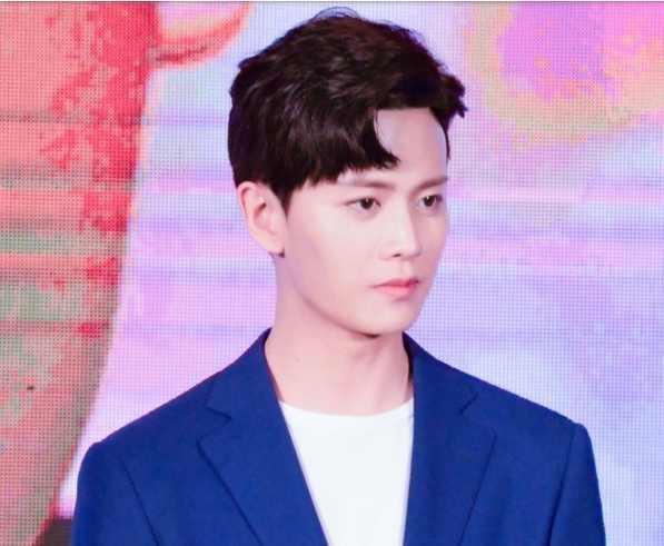 敲可爱的“逗号刘海”你的男神张艺兴鹿晗都在留你却还不知道?