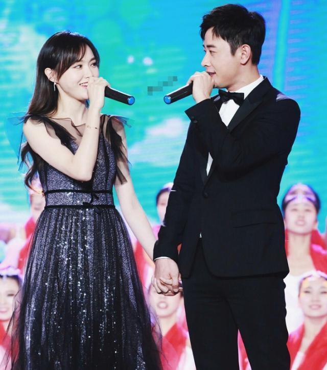 唐嫣罗晋合体过中秋，夫妇二人穿情侣装现身家宴，罗晋实力护妻