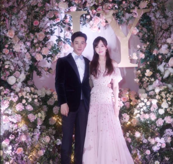 唐嫣罗晋合体过中秋，夫妇二人穿情侣装现身家宴，罗晋实力护妻