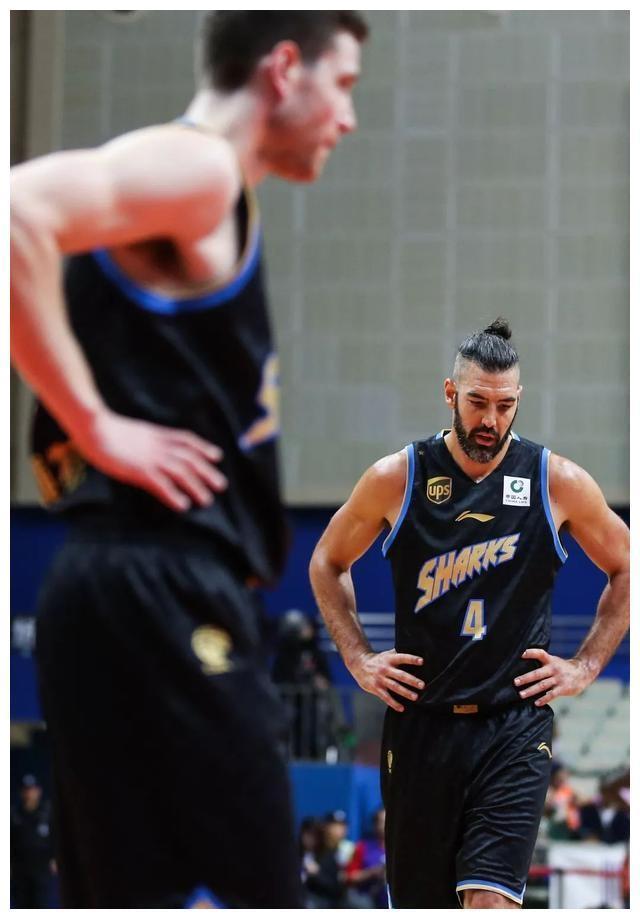 一度翻盘，上海男篮痛失好局 网友评论亮了