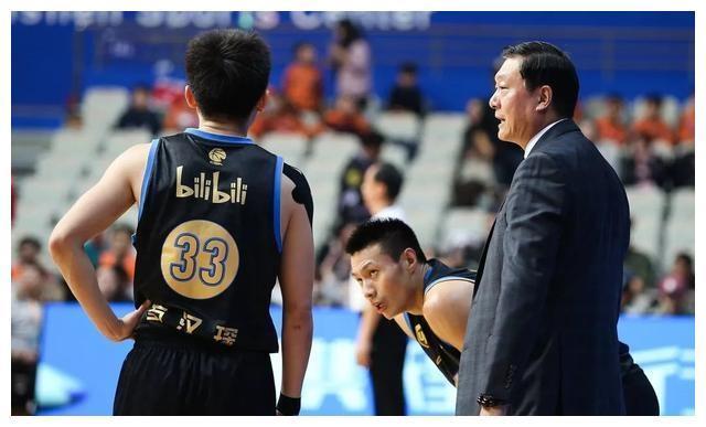 一度翻盘，上海男篮痛失好局 网友评论亮了