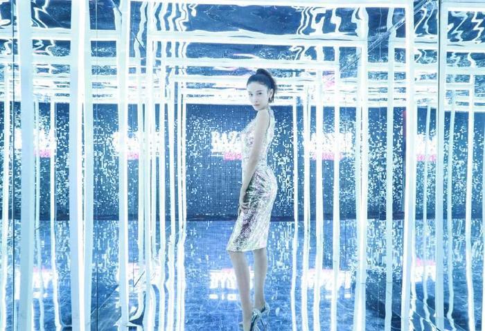 张蓝心紧身裙上下都是V字型，坐“网红椅”被赞：小腿线条美呆了