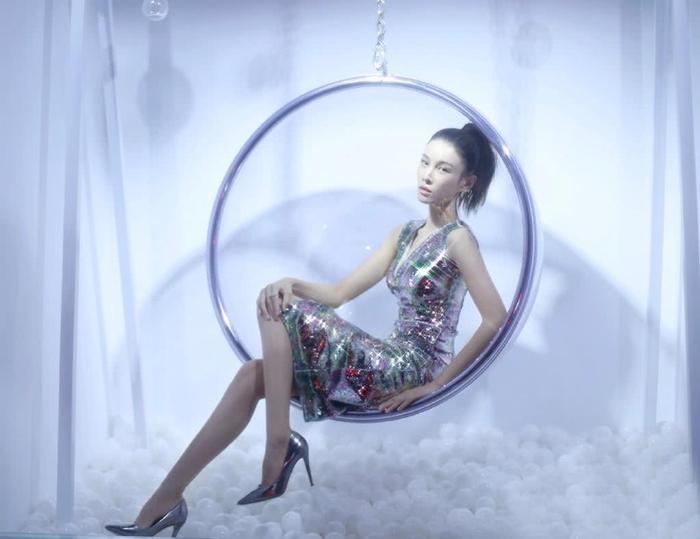 张蓝心紧身裙上下都是V字型，坐“网红椅”被赞：小腿线条美呆了