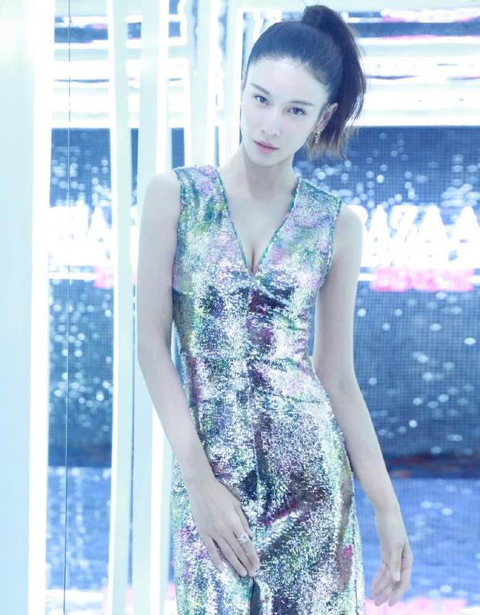 张蓝心紧身裙上下都是V字型，坐“网红椅”被赞：小腿线条美呆了