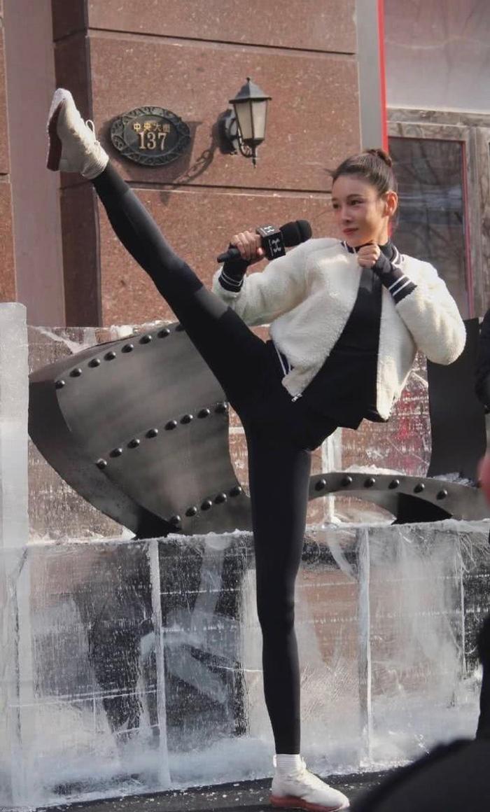 张蓝心紧身裙上下都是V字型，坐“网红椅”被赞：小腿线条美呆了