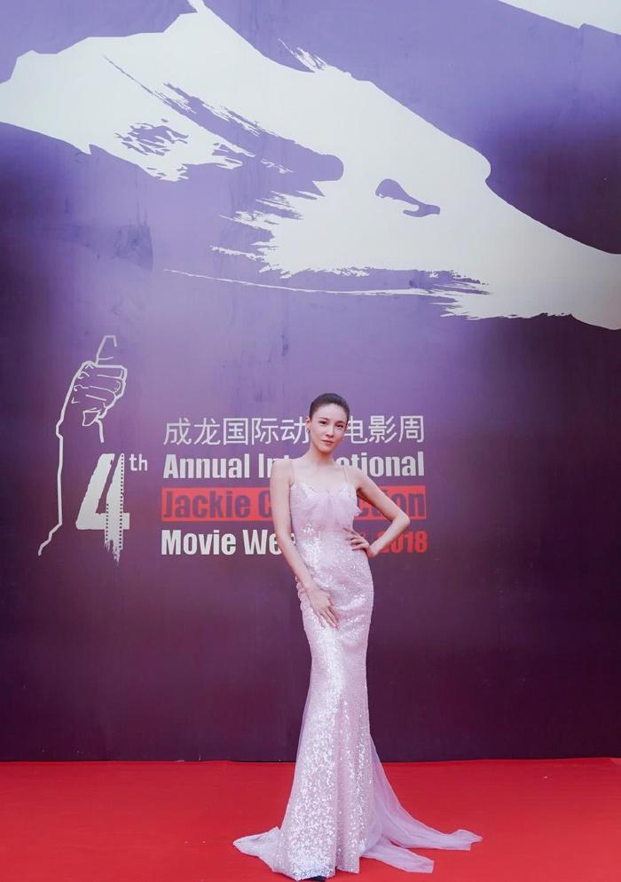 张蓝心紧身裙上下都是V字型，坐“网红椅”被赞：小腿线条美呆了