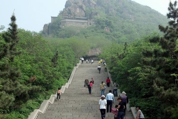 爬山会伤膝盖吗 要控制好运动量 爬山会伤膝盖吗 要控制好运动量